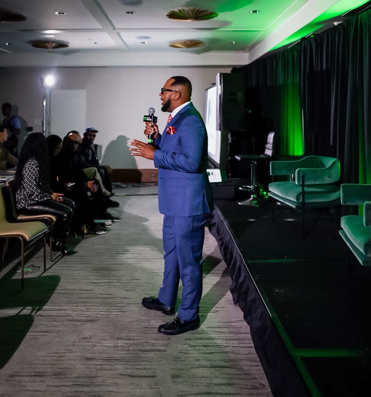 Richard Hall Jr. speaking to an audience with a 1House microphone